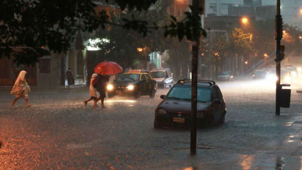 La tormenta llegó a la ciudad de Buenos Aires tras una fuerte ola de calor.