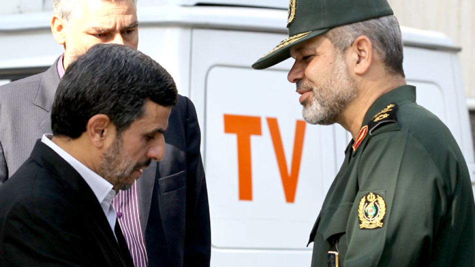 El presidente iraní, Mahmoud Ahmadinejad, junto a su ministro de Defensa, Ahmad Vahidi, uno de los acusados por el atentado.