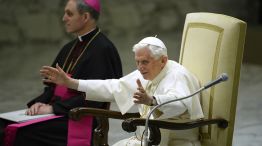 Desde la sala Pablo VI del Vaticano, Benedicto XVI saluda a sus fieles en su último miércoles de ceniza como Papa.