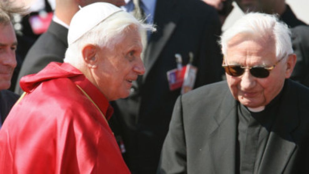 Benedicto XVI junto a su hermano, Georg Ratzinger, quien desechó la posibilidad de "un papa negro en estos momentos".