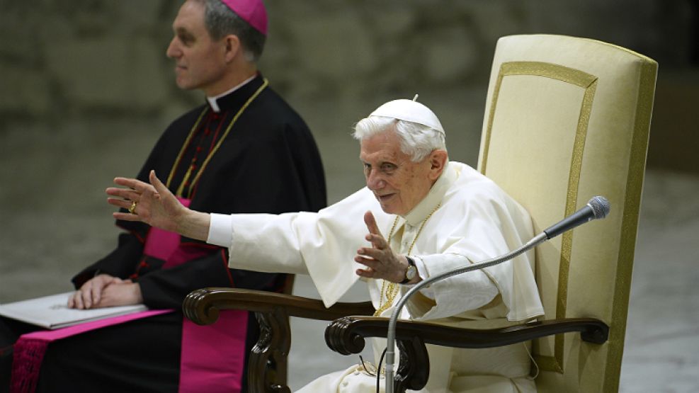 Desde la sala Pablo VI del Vaticano, Benedicto XVI saluda a sus fieles en su último miércoles de ceniza como Papa.