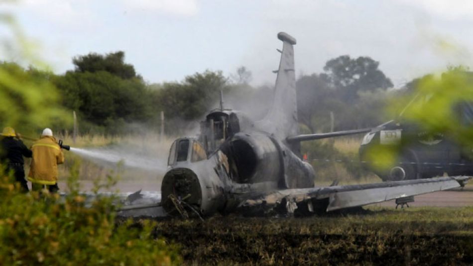 Dos pilotos de la Fuerza Aérea resultaron heridos cuando el avión caza Fightinghawk en el que realizaban pruebas se incendió.