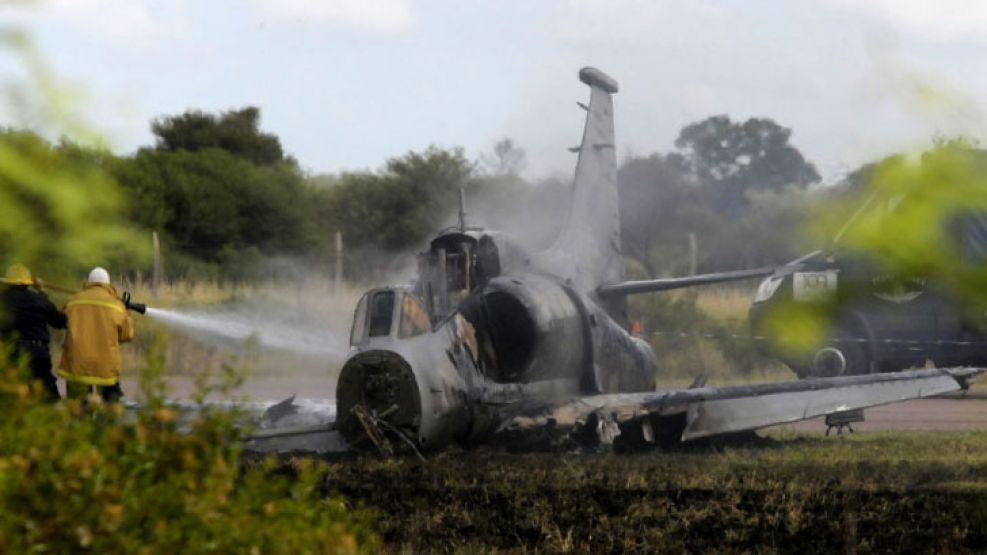 Dos pilotos de la Fuerza Aérea resultaron heridos cuando el avión caza Fightinghawk en el que realizaban pruebas se incendió. 