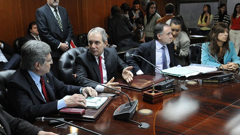 Los consejeros K Marcelo Fuentes, Hernán Ordiales y Stella Maris Córdoba. En el centro, el ministro de Justicia Julio Alak durante la guerra por la Ley de Medios.