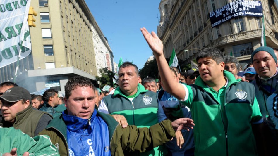 Pablo Moyano junto a camioneros en una de las marchas a Plaza de Mayo.