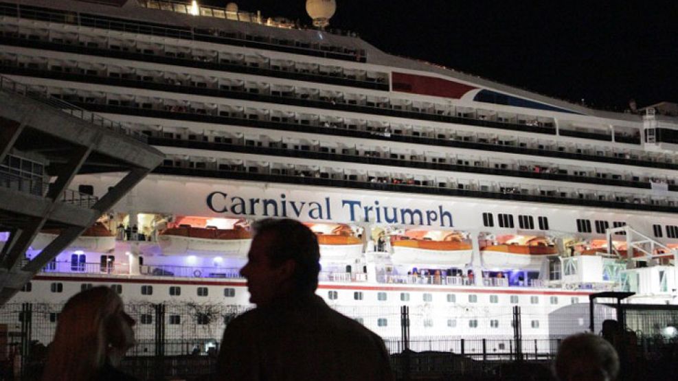 El fallido crucero Carnival Triumph llegó anoche a la costa norteamericana.