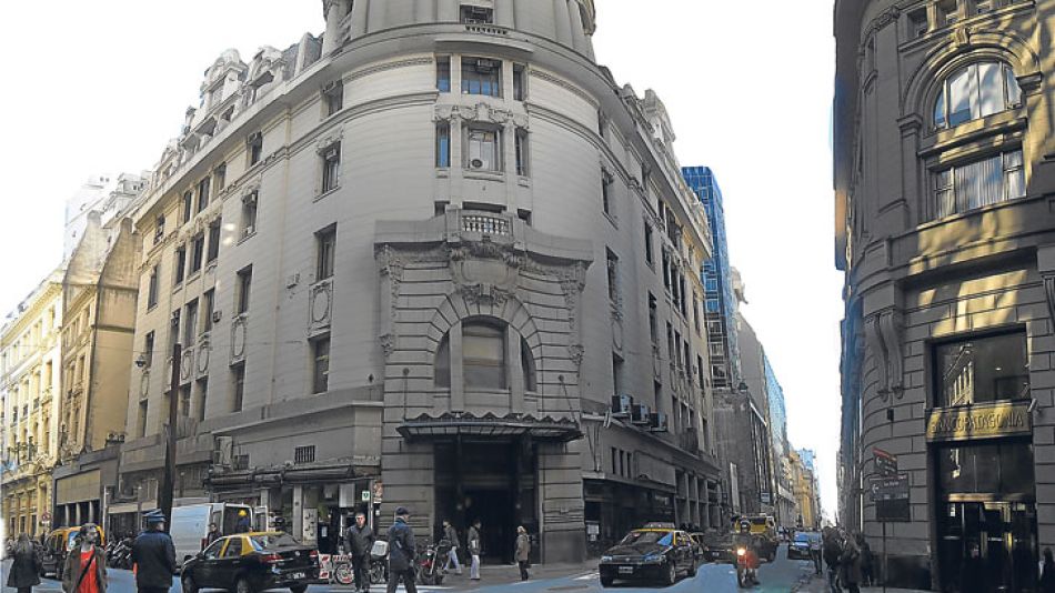 Decidido a desalentar el uso del automóvil, el Gobierno porteño presentó ayer un plan integral para ?peatonalizar? casi en su totalidad el Microcentro.