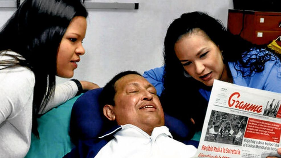 Leyendo el diario. El presidente Chávez apareció ayer en fotos tomadas en Cuba. Se lo ve acostado en la cama del hospital de La Habana, junto a sus dos hijas. Lee el Granma, para mostrar que es una im