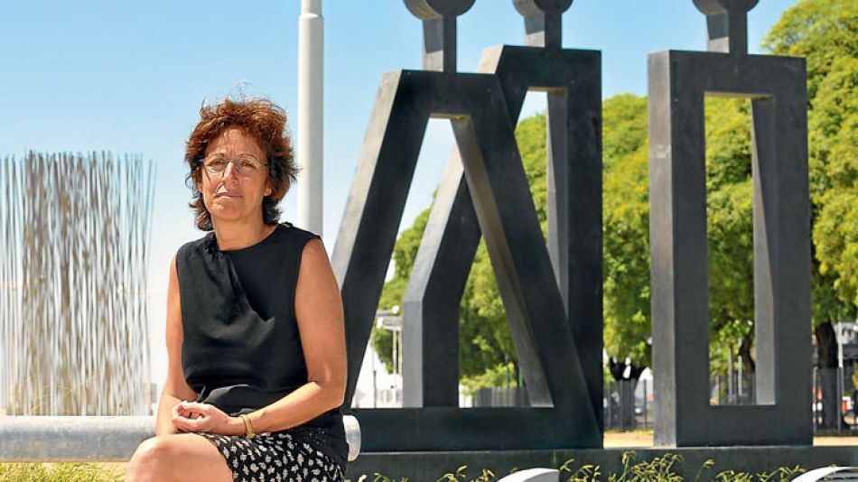 Su marido murió en el atentado. El miércoles increpó al canciller y pidió la palabra.