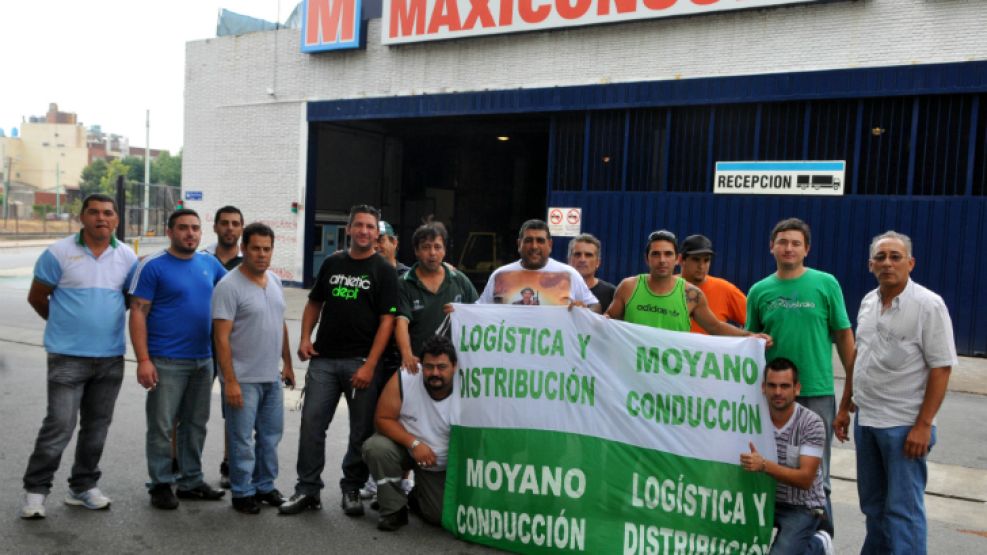 El sindicato de choferes de camiones continúa hoy con el bloqueo de varios centros de distribución de la cadena.
