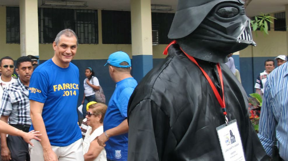 Fabricio Correa junto a Darth Vader.