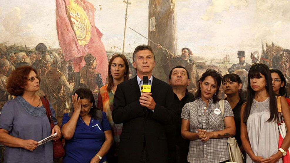 Macri, rodeado de 15 familiares de víctimas de la tragedia, en conferencia de prensa.