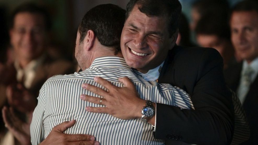 Rafael Correa abraza a Vinicio Alvarado, Secretario de Administración Pública, tras dar su discurso.
