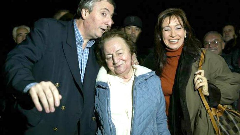 Cristina Kirchner junto a María Juana y Néstor Kirchner.