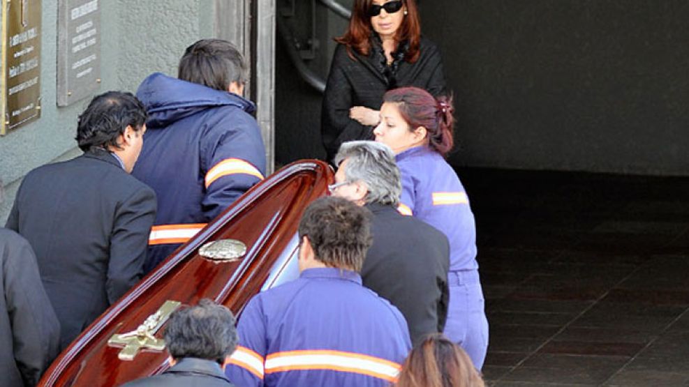 La presidenta Cristina Fernández de Kirchner durante el traslado de los restos de su suegra.