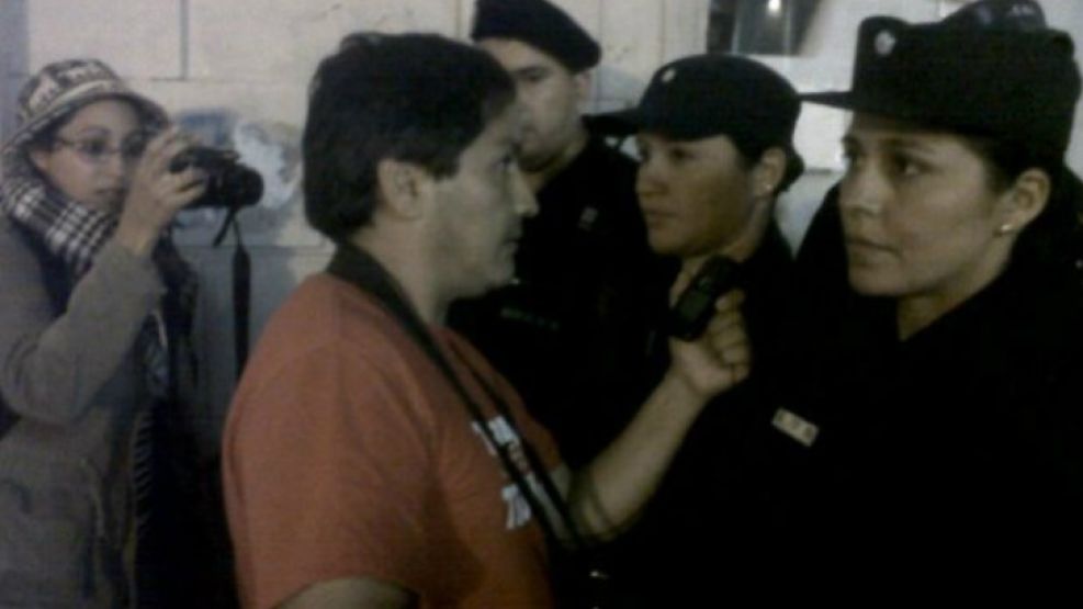 La Policía de Salta también agredió a un grupo de periodistas y fotógrafos.