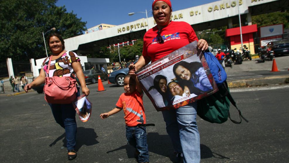Los seguidores del presidente bolivariano le demuestran su apoyo en las afueras del hospital.