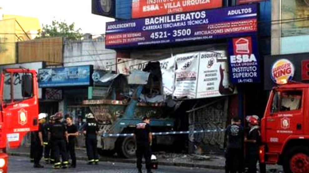 Según informó el portal de la agencia Télam, el siniestro vial ocurrió poco después de las 6:30 en la avenida Triunvirato al 4600. 