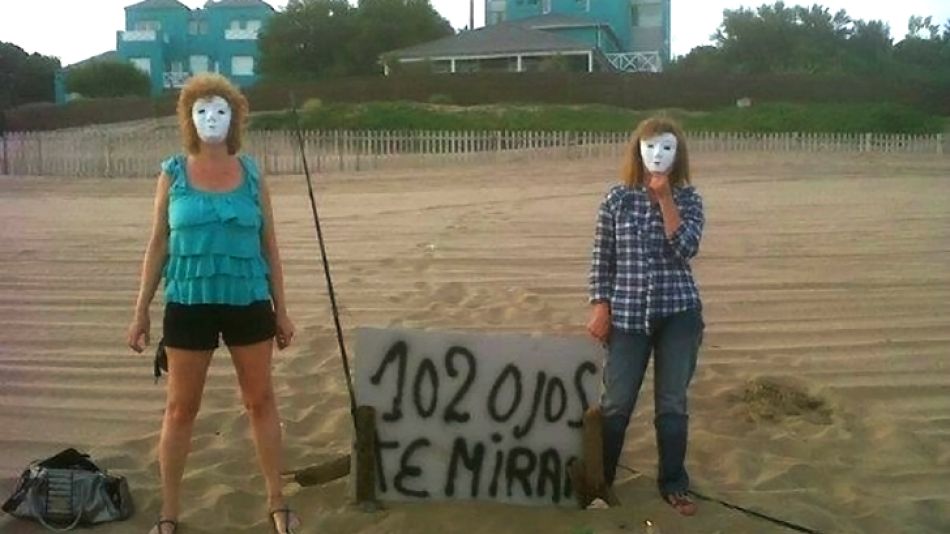 Ayer, dos turistas protestaron frente a su mansión con vista al mar.
