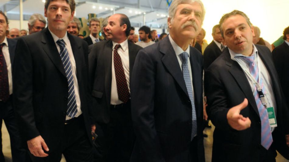 Abal Medina y De Vido recorren el pabellón del Programa Patria Grande Conectada durante la reapertura de Tecnópolis en marzo de 2012.