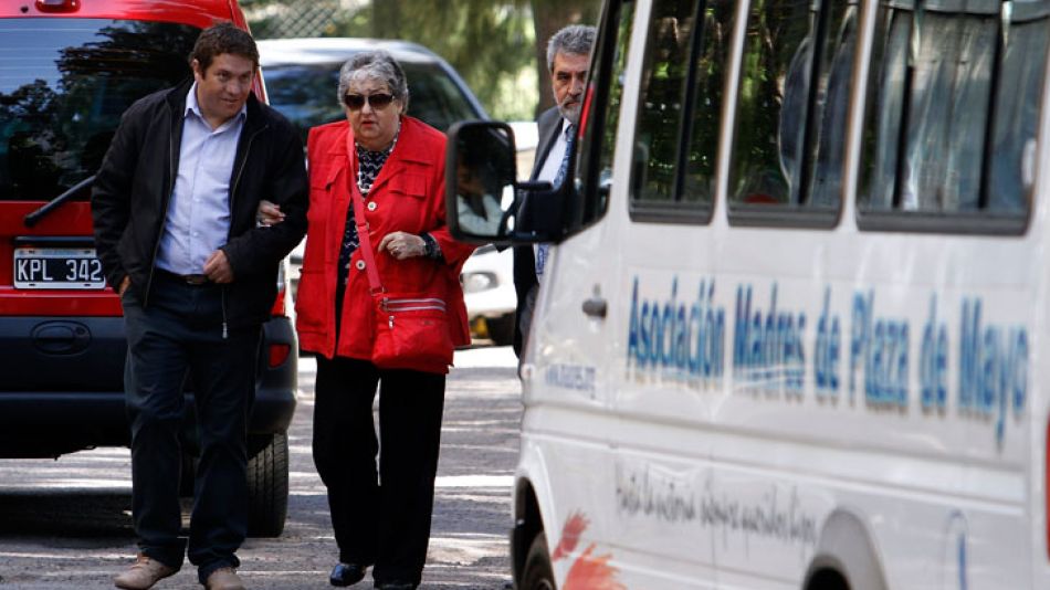 La presidenta de la Asociación Madres de Plaza de Mayo, Hebe de Bonafini, esta mañana ingresando al edificio de Comodoro Py.