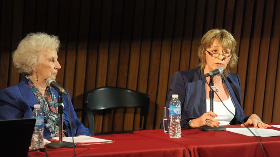 La Procuradora General de la Nación, Alejandra Gils Carbó, junto a Estela de Carlotto, esta tarde en la Biblioteca Nacional.