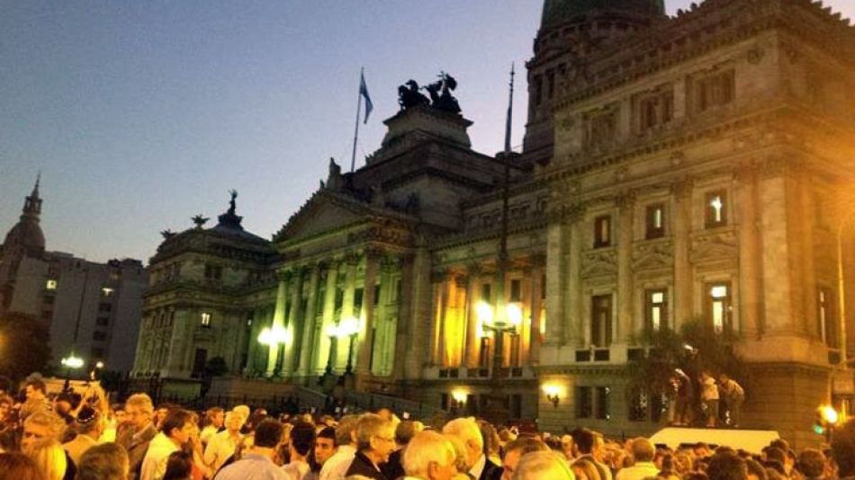 Mientras en Diputados se aprentan a aprobar el memorandum, una multitud repudió el acuerdo en la puerta del Congreso.