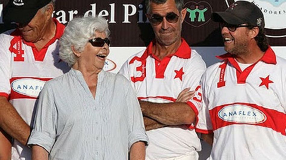 Nora Heguy festejando en un abierto