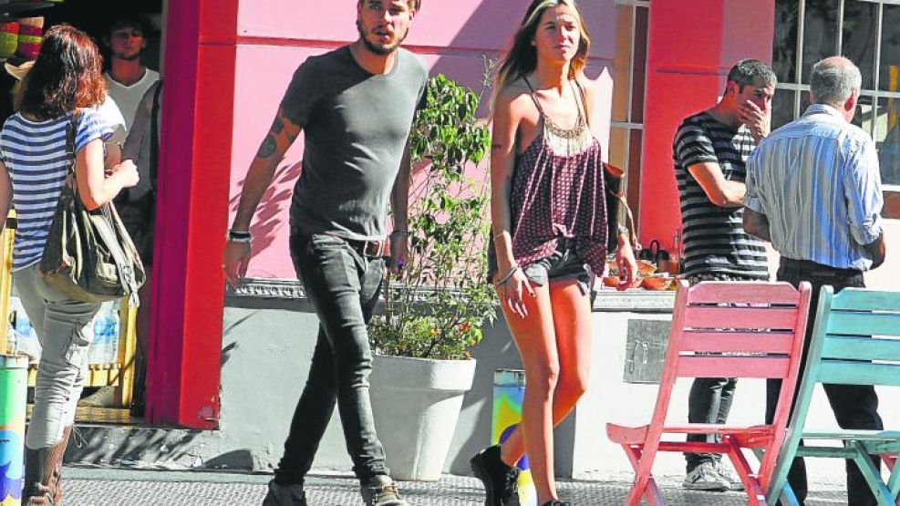 Lucía Celasco y su novio Joaquín Rozas, caminando por Palermo.