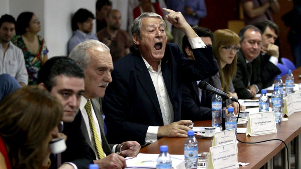 Noviembre de 2012: Una empleada de la oposición le gritó "corrupto" a Kunkel. Luego el radical Tunessi se sumó a los insultos: "Le dije que era un botón. Lo único que le falta es llevar presa a la gen