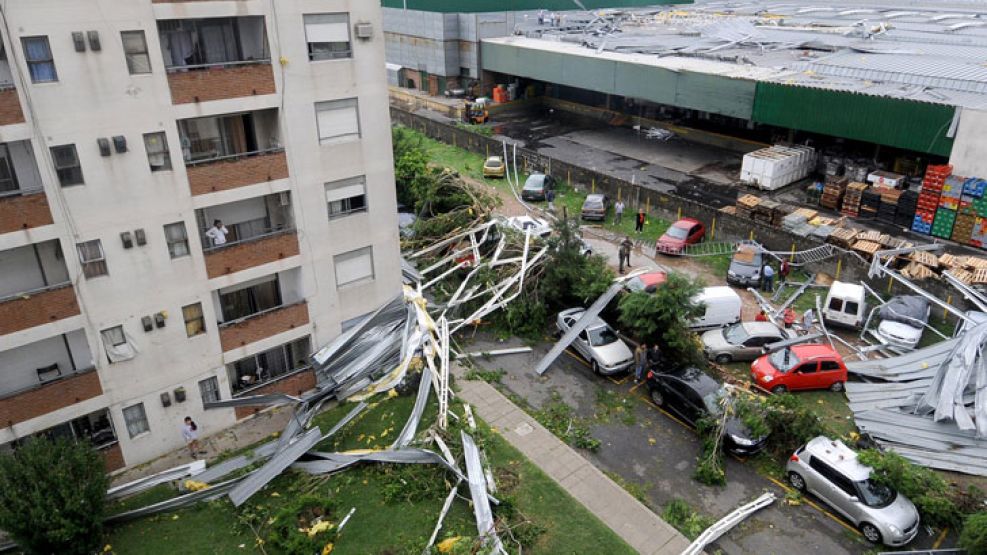 El temporal de lluvia y viento que azotó durante la madrugada la Ciudad de Buenos Aires afectó los barrios de Villa Lugano, Belgrano, Palermo y Caballito. 