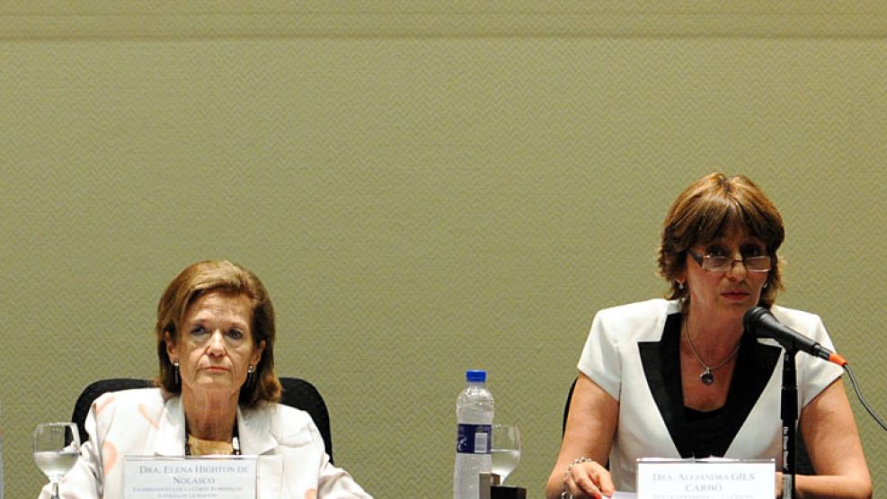 La procuradora junto a la ministra de la Corte, Elena Highton de Nolasco, en un acto de 2011.