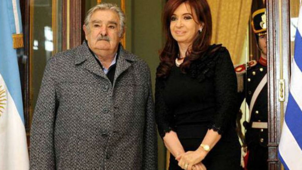 Cristina viajó con el presidente de Uruguay, José Mujica, rumbo a Venezuela para despedir a Hugo Chávez. 