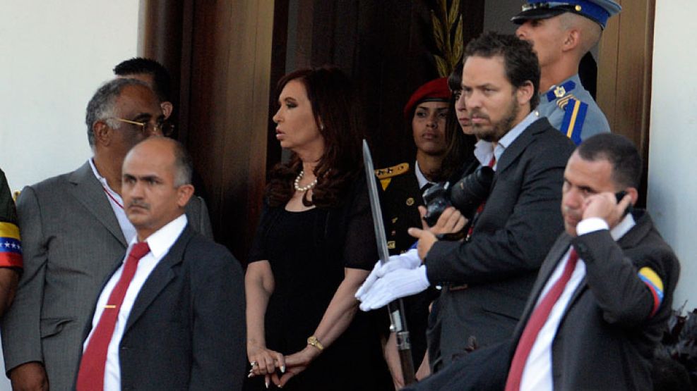 Fernández de Kirchner, Mujica y su par de Brasil, Dilma Rousseff, manifestaron hoy su "profundo pesar" por el fallecimiento de Chávez.