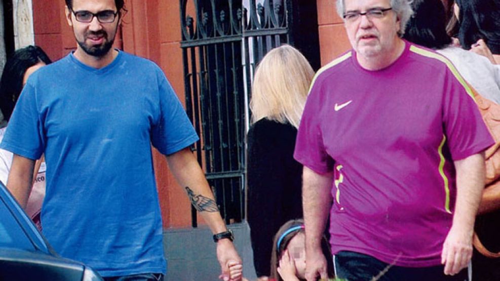 Pablo García pasea con su hija y su padre, el periodista Eduardo Aliverti.