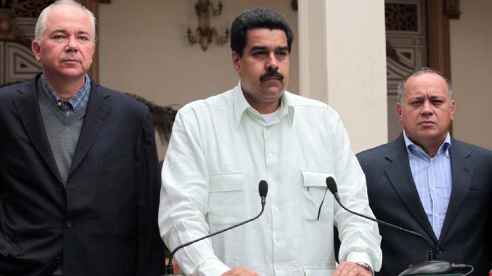 Tanto Cabello como Maduro pueden competir en las próximas elecciones, previa renuncia a sus cargos. 
