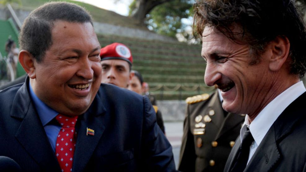 El aclamado actor estadounidense Sean Penn, que apoyó abiertamente al gobierno venezolano y visitó varias veces a Chávez, lamentó su muerte. 