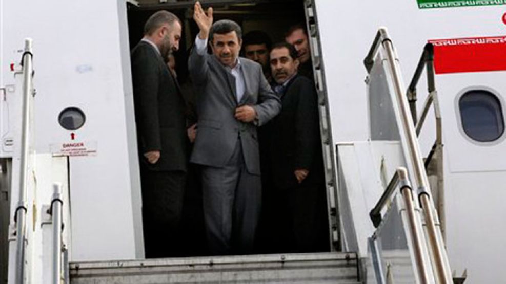 El presidente de Irán, Mahmud Ahmadineyad, en el aeropuerto de Mehrabad en Teherán antes de viajar a Caracas. 