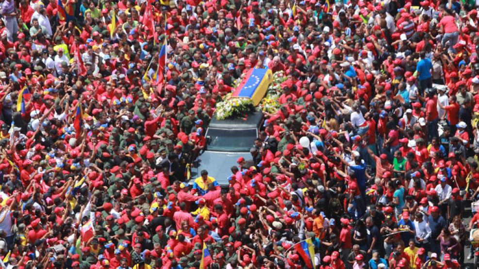 La multitud despidió a Chávez. Al parecer ahí no estaba el cuerpo.