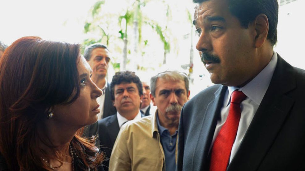 La presidenta Cristina Kirchner junto al vice de Venezuela, que hoy asumirá el cargo de presidente, Nicolás Maduro. 