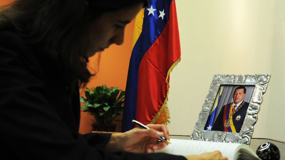 Una mujer estadounidense firma una carta de condolencia por la muerte de Chávez en la embajada venezolana de Washington.