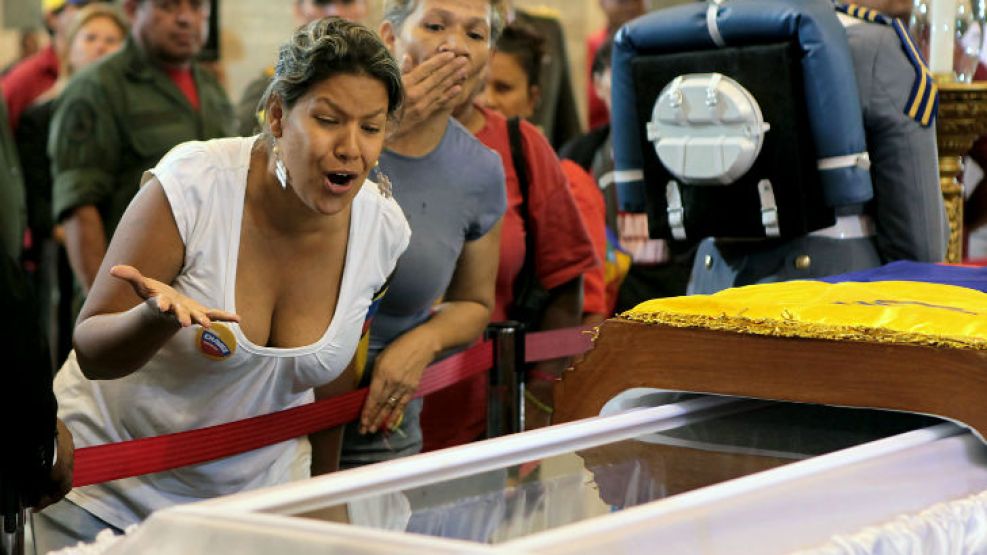 Una mujer llora ante el féretro en el que descansa el fallecido presidente de Venezuela, Hugo Chávez. 
