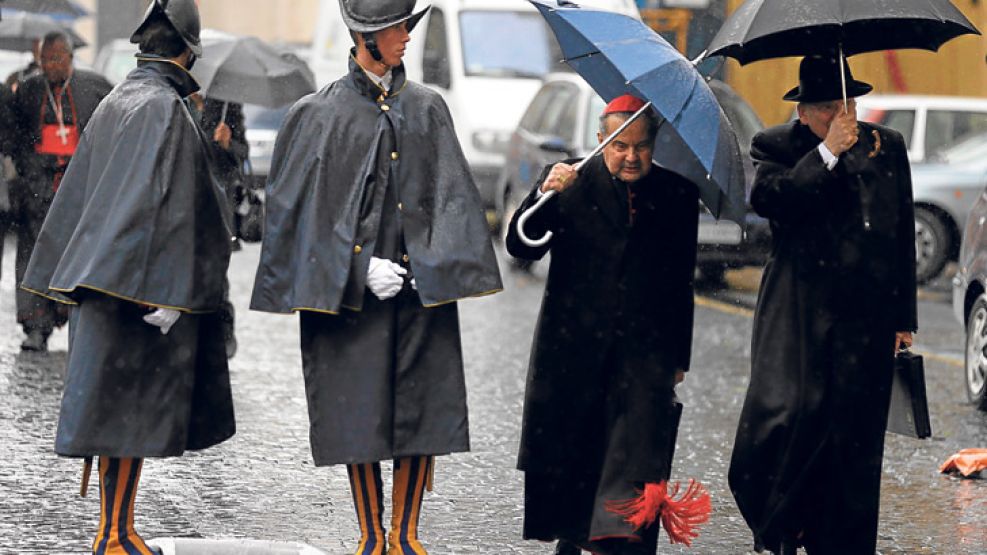 Al mal tiempo... Una molesta lluvia cayó ayer sobre el Vaticano.
