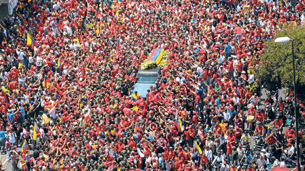 Despedida. El cajón fúnebre con los restos del ex presidente Hugo Chávez recorrió esta semana las calles de Caracas en medio de una marea roja de chavistas.