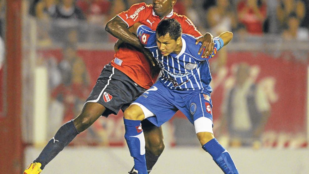 El negro no puede. Caicedo, que fue la figura del Rojo, pegó dos tiros en los palos. Los hinchas de Independiente, igual, lo ovacionaron.