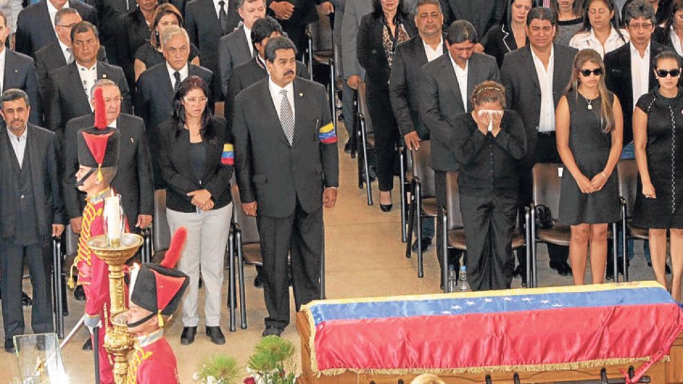 Líderes. El ataúd cubierto por una bandera venezolana ante la mirada de jefes de Estado, familiares y funcionarios. El mandatario venezolano, Nicolás Maduro, recibe las condolencias de Dilma Rousseff 