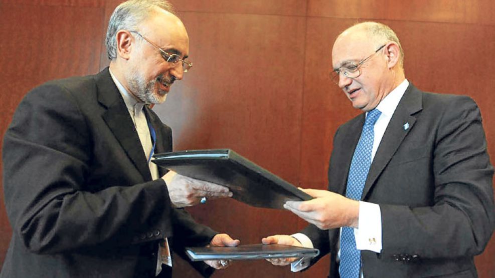 27 de enero. El canciller iraní Ali Akbar Salehi firma el memorandum con su par local, Hector Timerman.