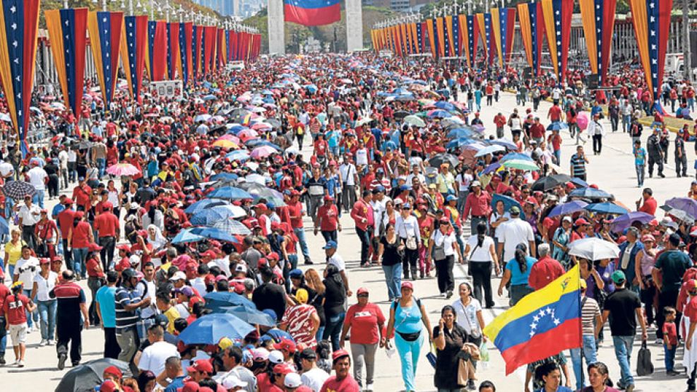 EL ULTIMO ADIOS. Una multitud espera poder despedirse del ex presidente Hugo Chávez esta semana frente a la Academia Militar de Caracas, en un día caluroso que no impidió una masiva demostración de af