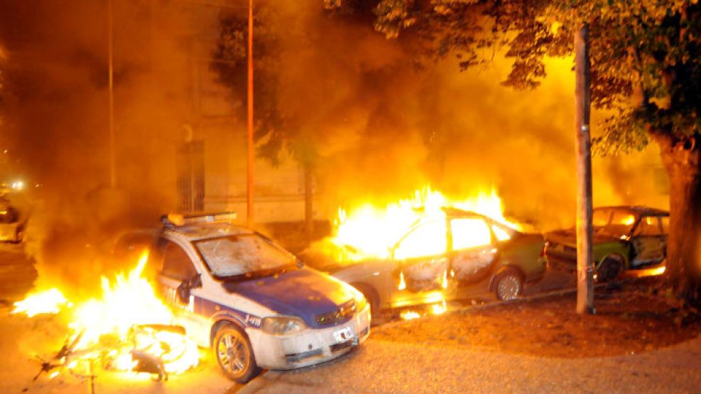 La Policía se enfrenta con los manifestantes, que incendiaron el frente de una comisaría. 