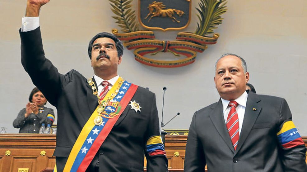 Poder. Maduro, junto a Cabello, luego de la jura presidencial que se realizó el viernes en Caracas.